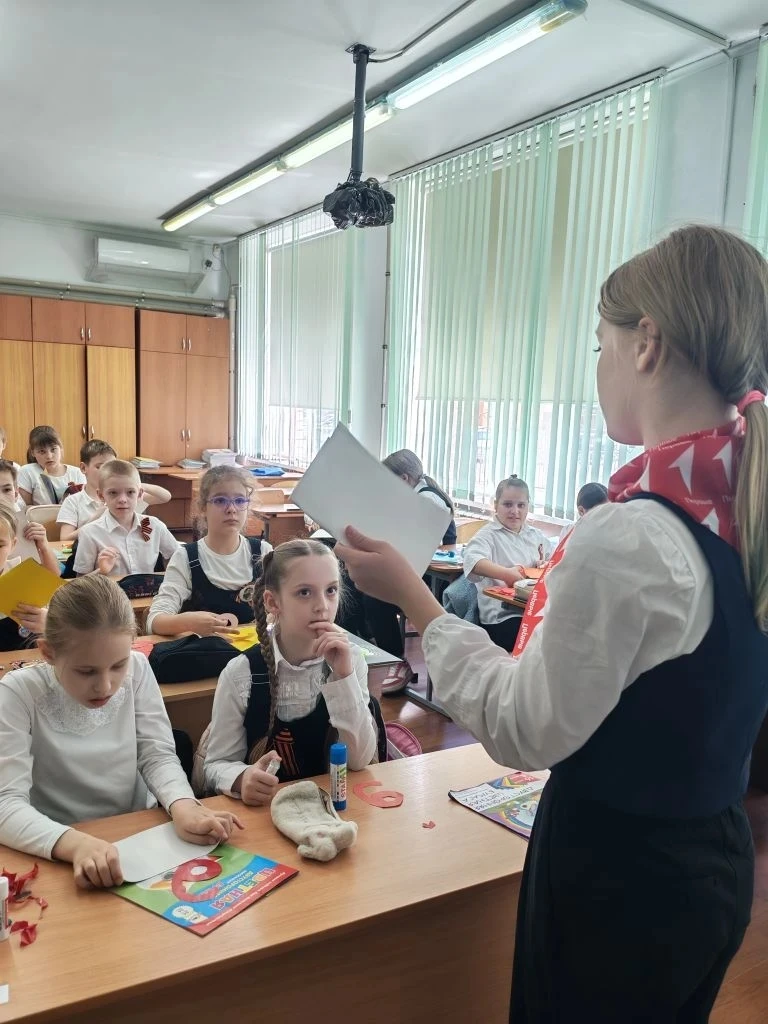 🇷🇺 В преддверии 9 Мая активисты Движения Первых подарили младшим школьникам праздничное настроение  