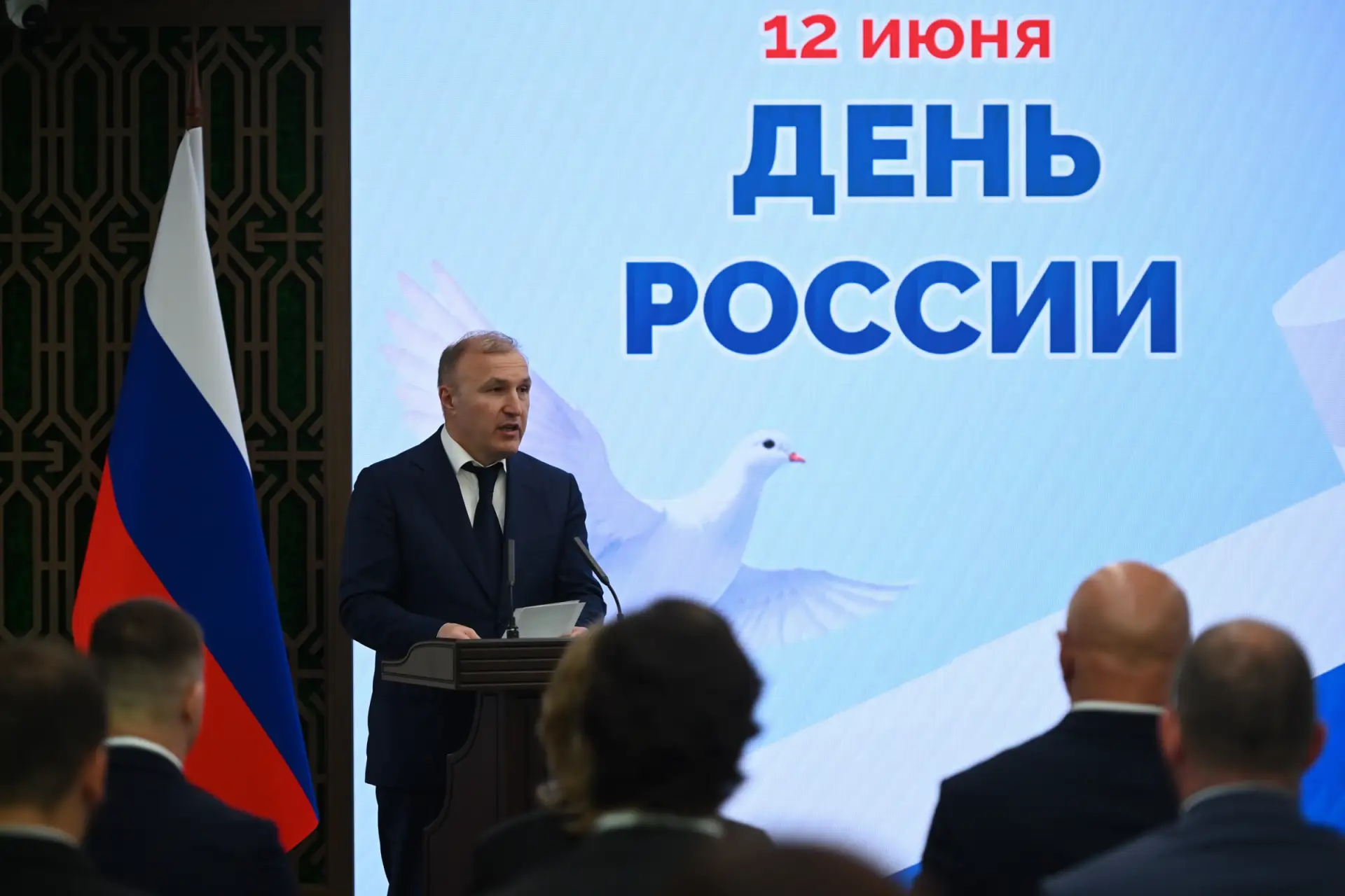 Мурат Кумпилов вручил паспорта юным жителям республики
 
В преддверии Дня России Глава Адыгеи Мурат 