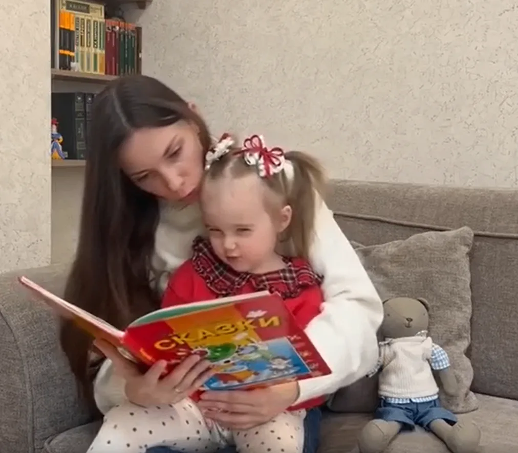 #ЗнаниеЧитаемВсейСемьей
Знакомьтесь - Ева и её мама, из группы №8 "Непоседы", с большим энтузиазмом 