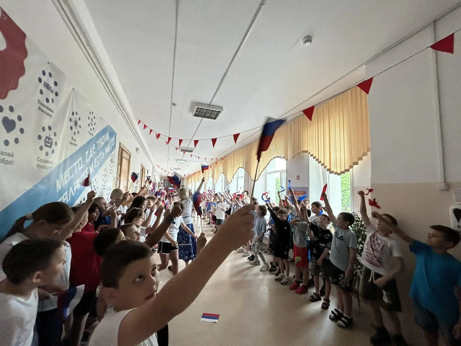 Вспоминаем, как прошёл День России в нашем школьном лагере ❤️‍🔥

Кажется, только вчера звучал гимн 