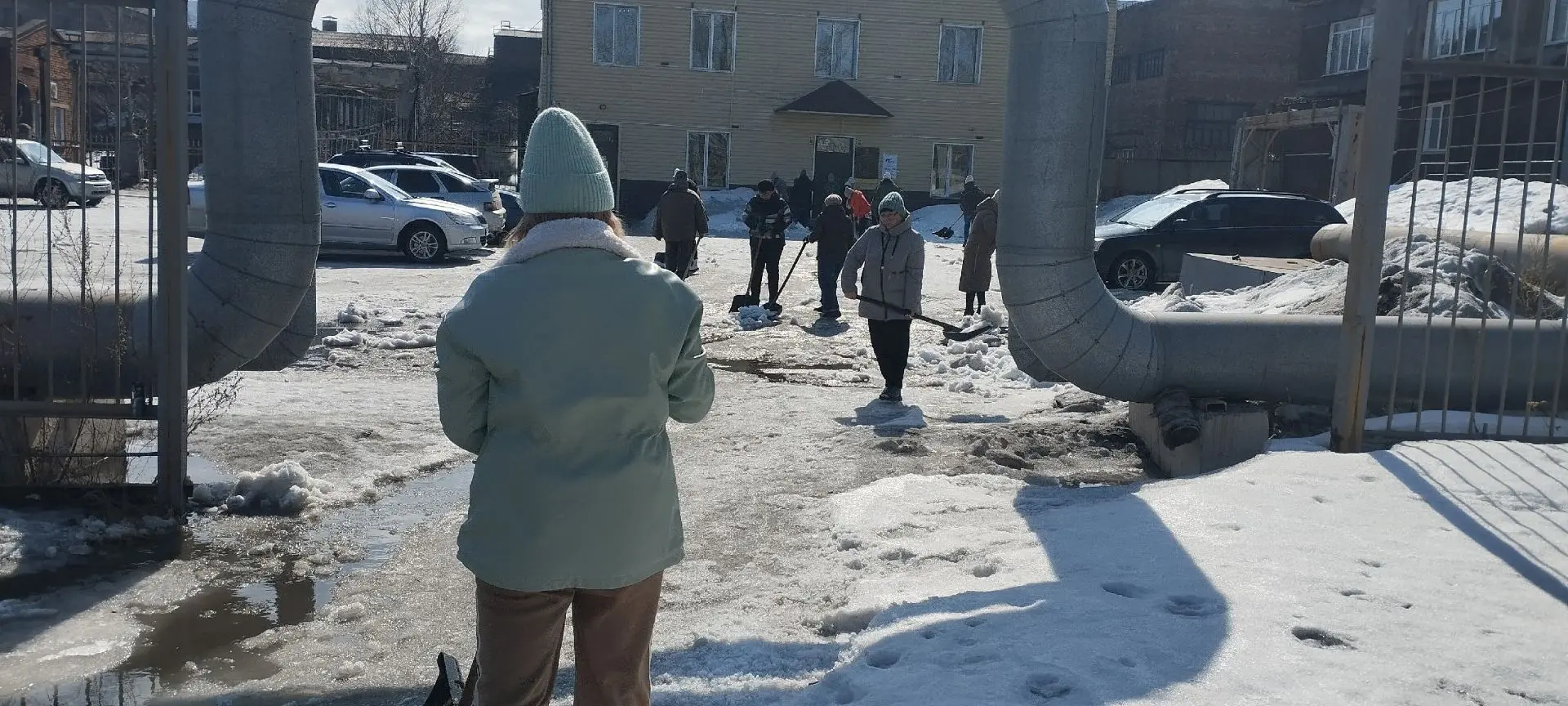 Коллектив УСЗН провели субботник по очистке территории от снега и мусора.
#ВсекузбасскийСубботник202