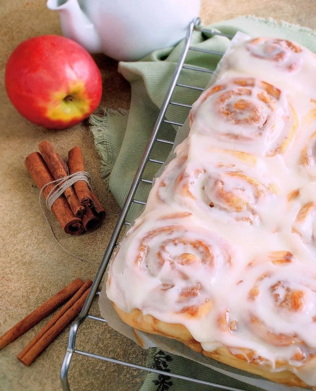 СИННАБОНЫ С ЯБЛОКАМИ 🍎 это любовь 🫶 Когда эти булочки выпекаются, по дому растекается невыносимо апп
