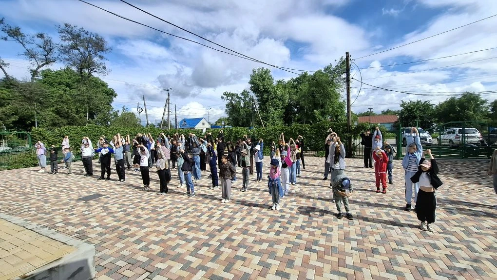 Второй день в лагере "Солнышко" прошёл очень  насыщенно. Бодрости с утра всем добавила ...