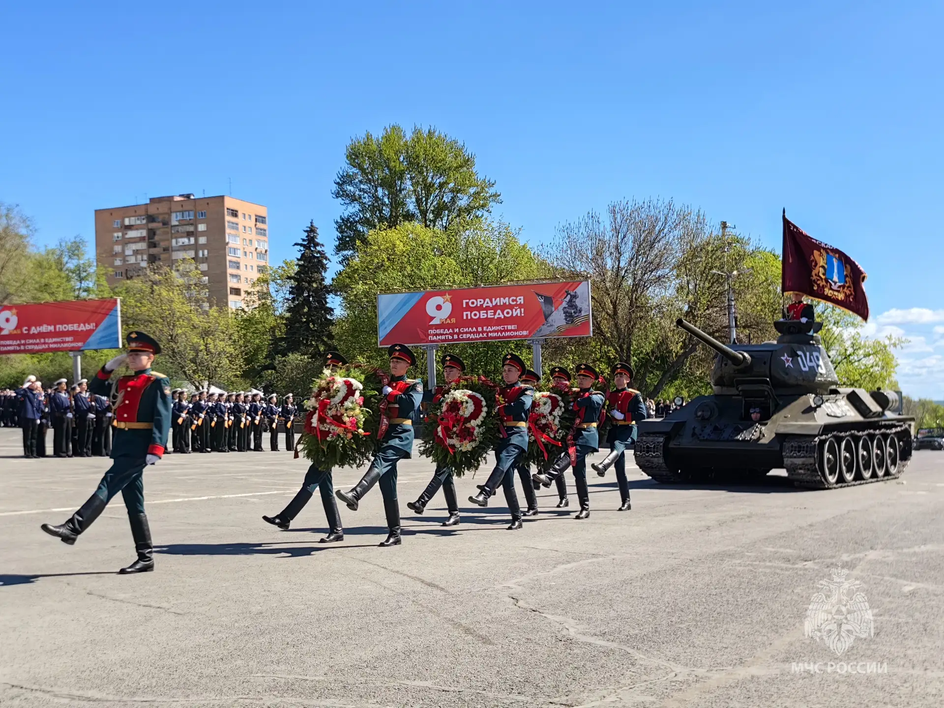 Сотрудники МЧС России в парадном строю  На площади 30-летия Победы состоялся парад, посвящённый 81-й