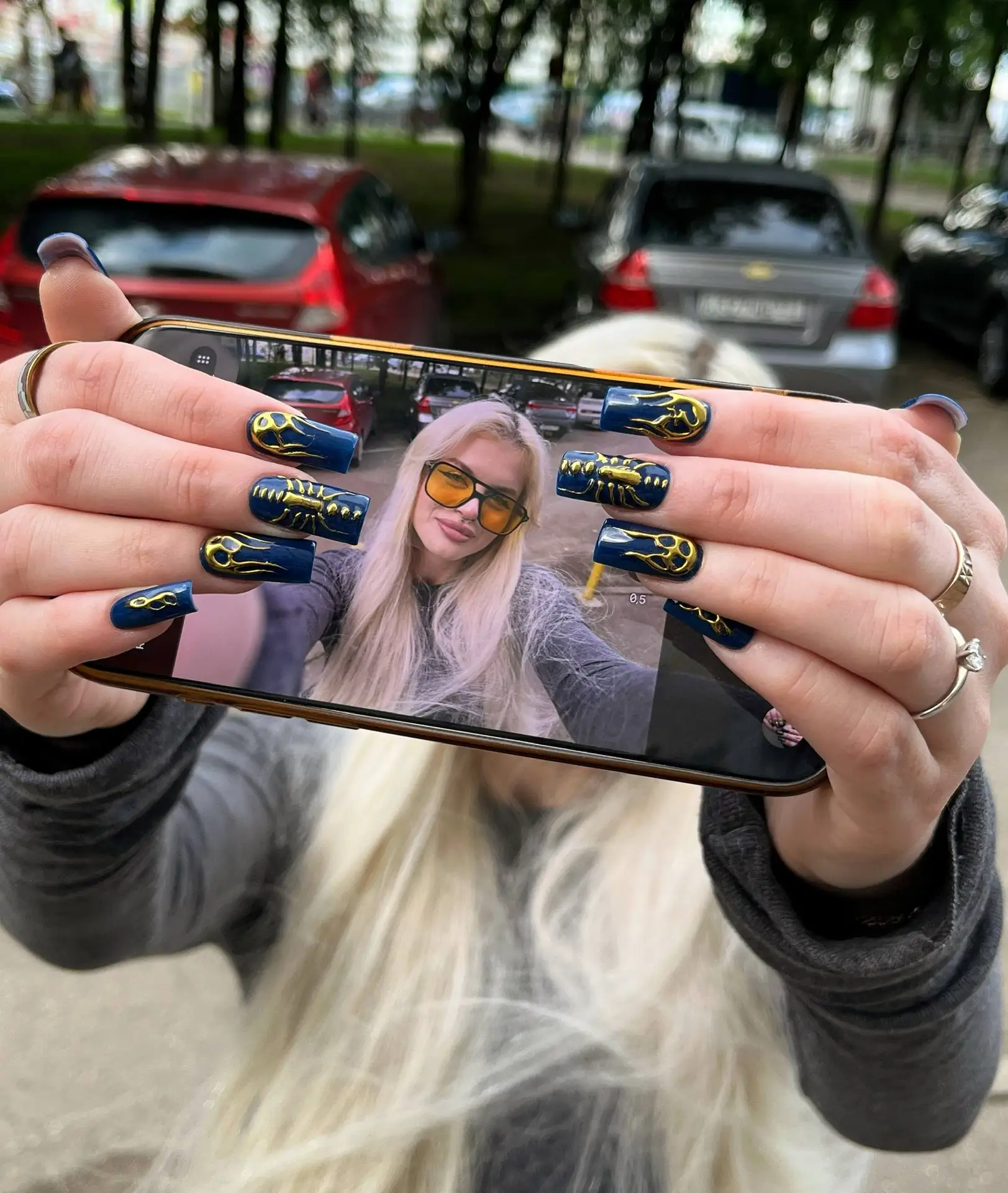 А вот и мои новые ноготочки 💅🏻 
Вайб же? 

Оцениваем реакциями:

❤️ - вау шикарно дорого богато 

