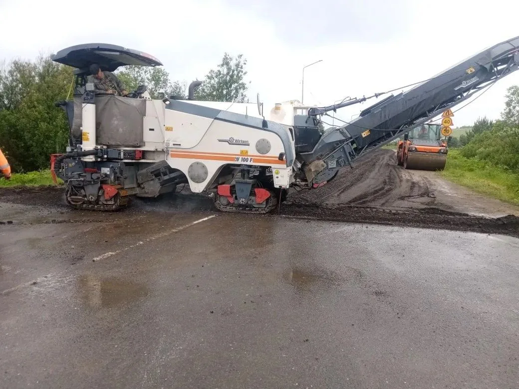 🚧 В Визинге продолжаются работы по ремонту дороги.