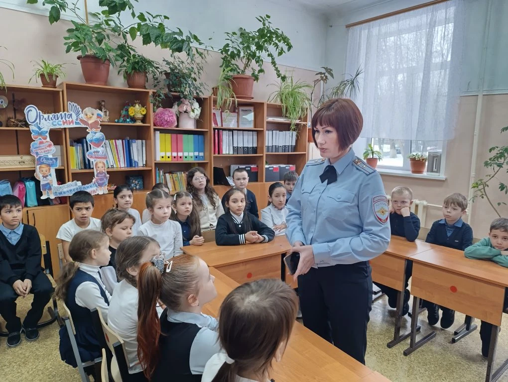 Перед весенними каникулами инспектор ПДН - Ватрухина А А. провела в нашей школе профила...