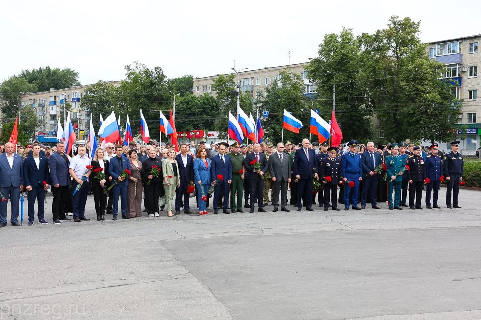 Пензенцы в День памяти и скорби собрались у Монумента воинской и трудовой славы, чтобы ...