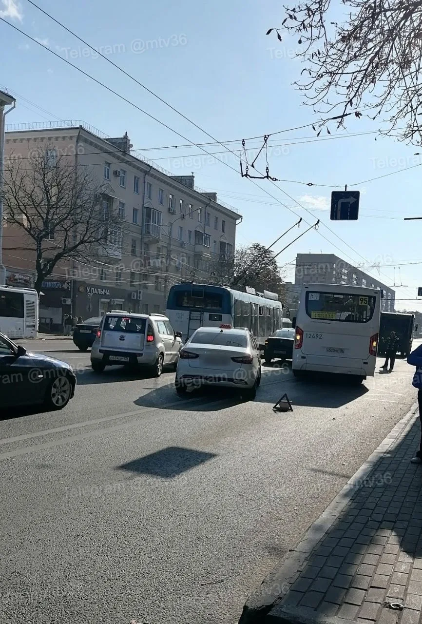 Двойное ДТП на Плехановской парализовало движение в обе стороны