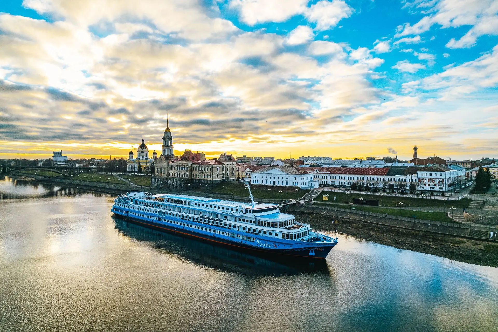 Знакомьтесь: теплоход "Лунная соната"