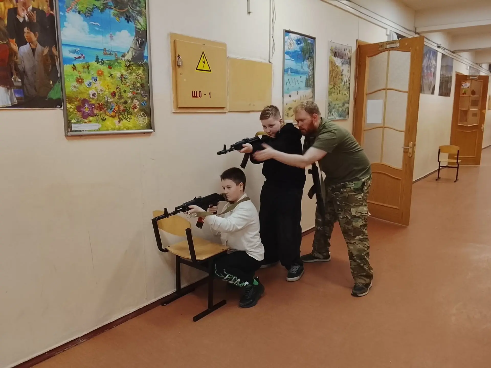 ШКОЛЬНЫЙ ЭТАП ЗАРНИЦЫ 2.0  Уже неделю в нашей школе проходит военно-патриотическая игра "Зарница 2.0