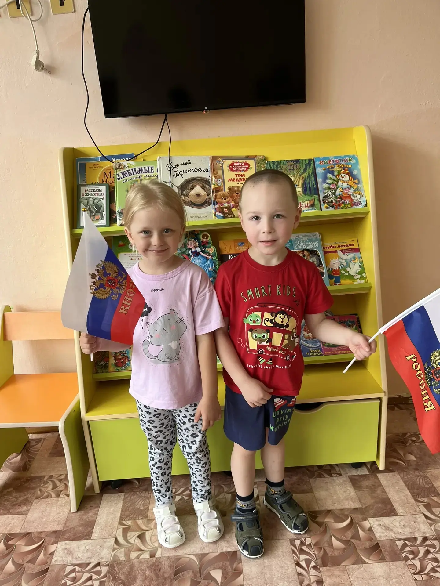 В День Российского флага дети из средней группы "Сказка" с большим интересом познакомил...