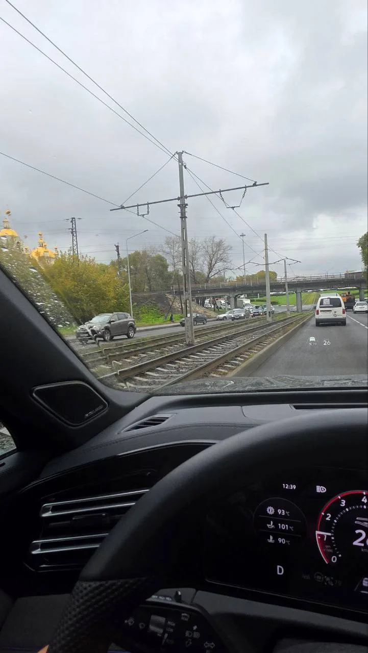 В Новокузнецке произошло ДТП на дороге сразу после кольца Советской площади.