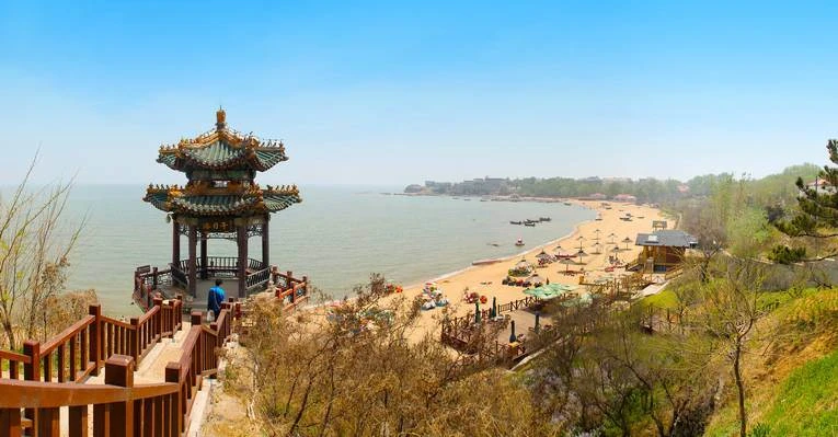 📍Бэйдахэ📍
Откройте для себя Бэйдахэ — легендарную здравницу на желтоморском побережье Китая, куда 