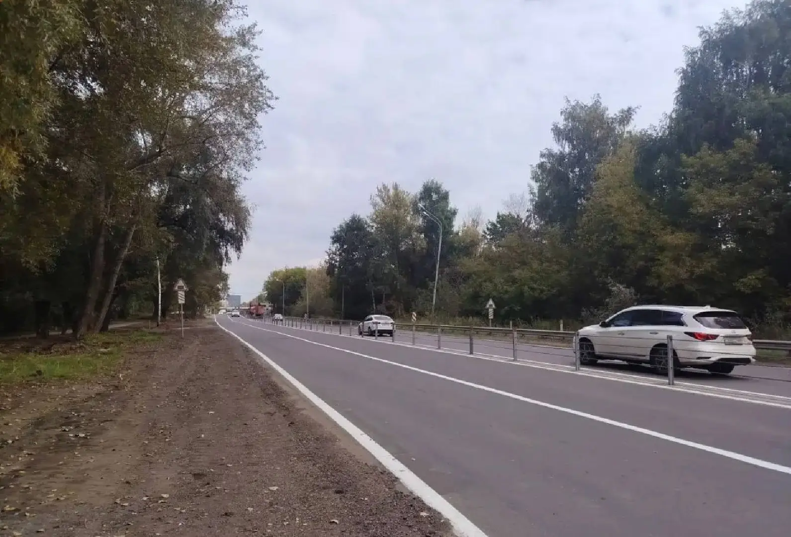 На Дзержинском шоссе забыли о лужах, наконец-то.