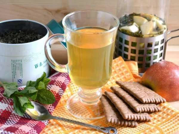 🍵 Зелёный чай с яблоком, мятой и ромашкой