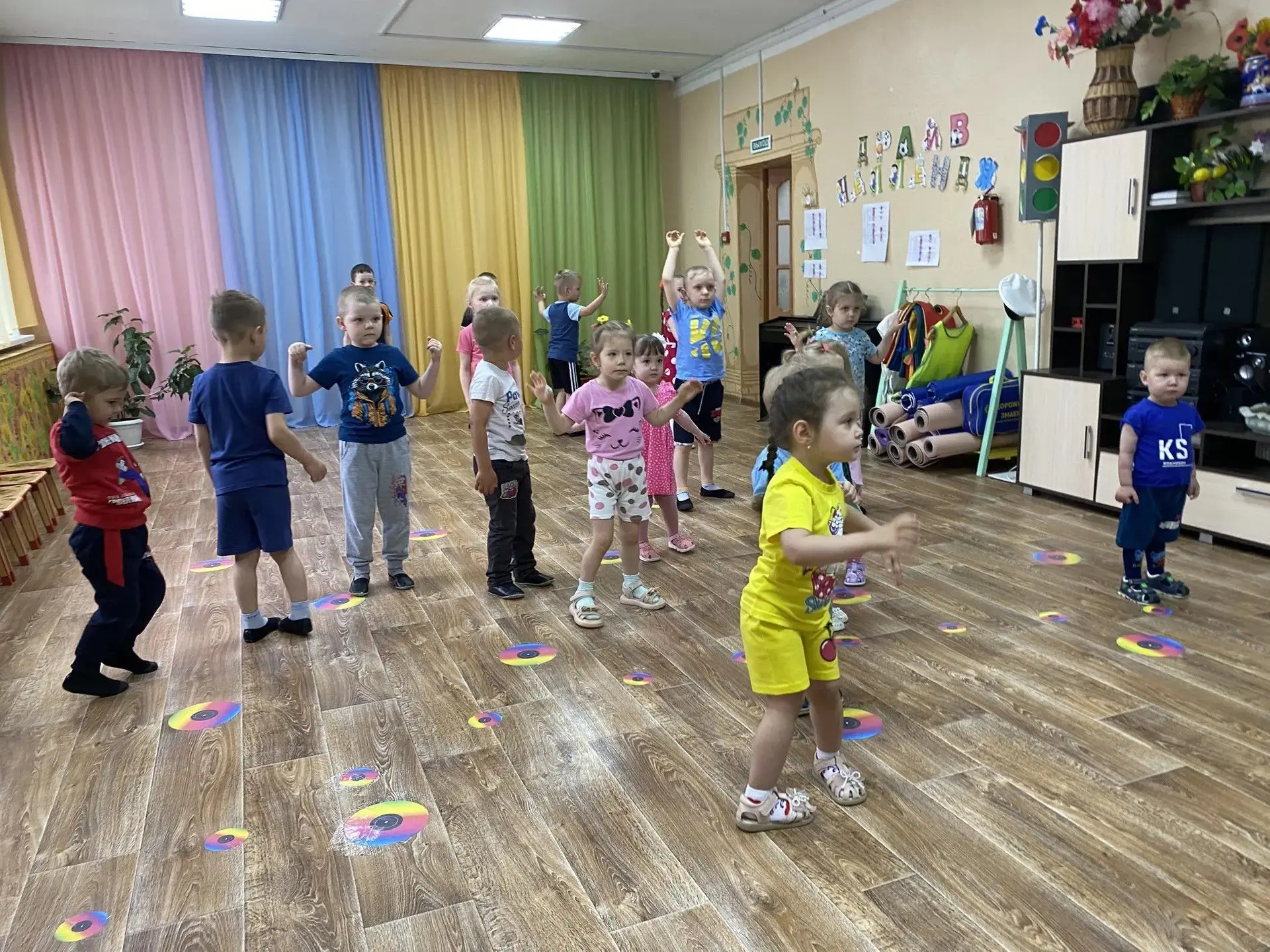 🧘‍♀️🦵💪 Доброе утро, малыши и их родители! 17 июня 2026г. в детском саду №44 посёлка Полуночное на