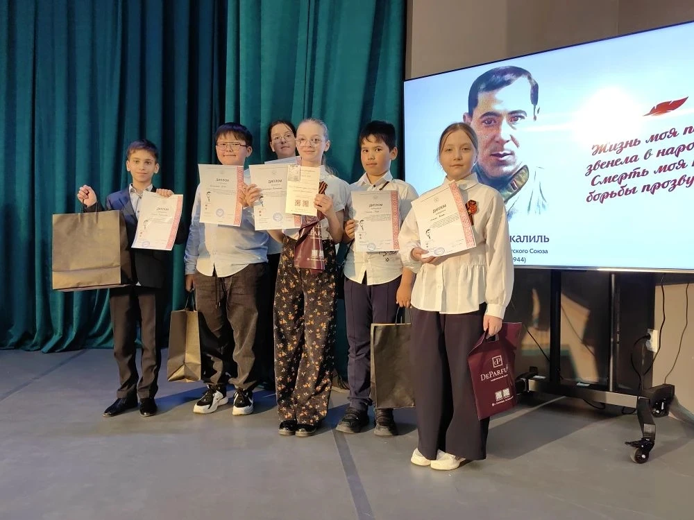 Поэзия, рождённая в огне: наши юные чтецы — в числе лучших! ✨  Ученики 4 «В» класса МБОУ СОШ № 3 при