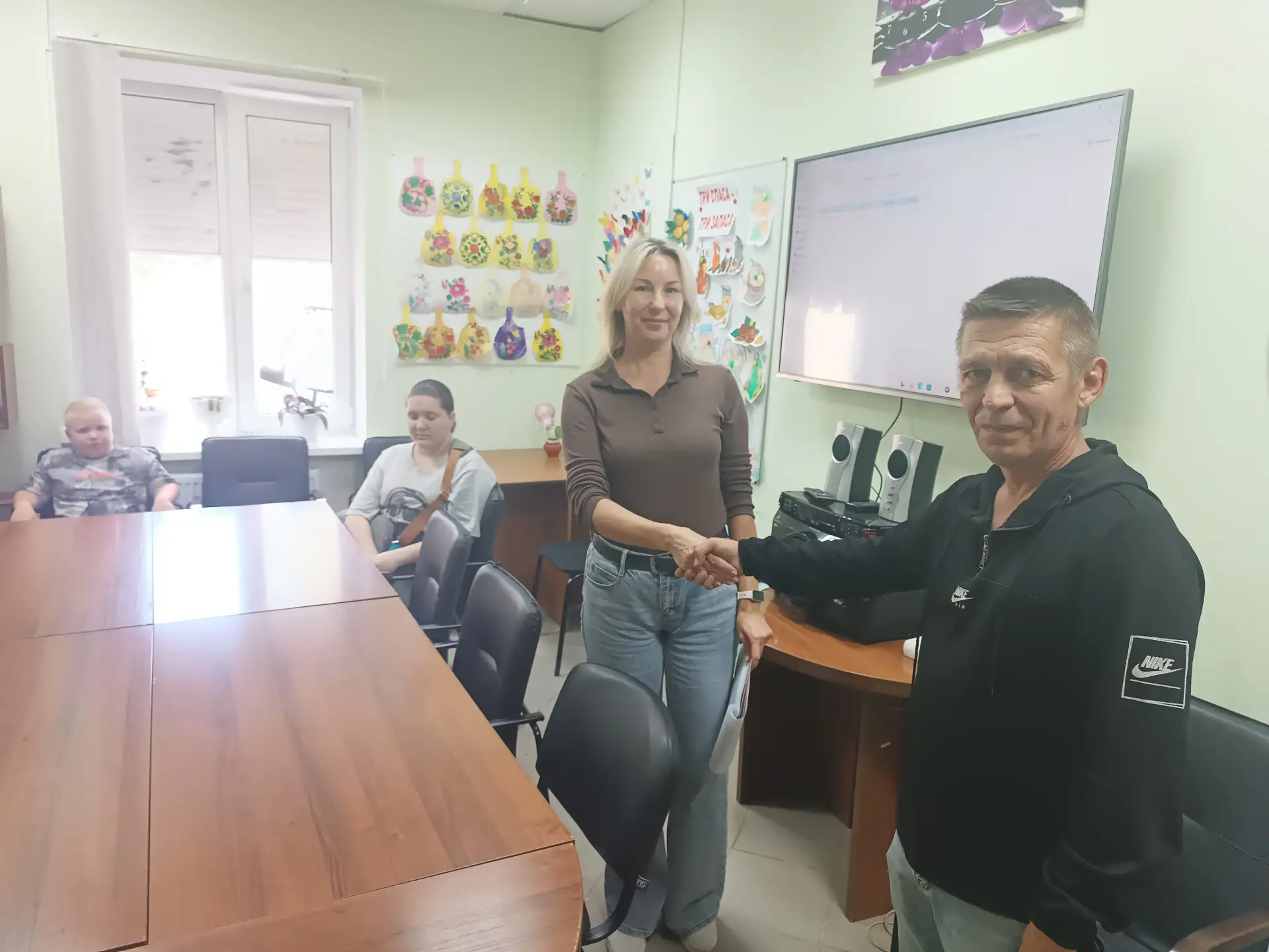 Урок мужества в Жирновском ЦСОН: ветеран СВО рассказал подросткам, как противостоять ве...