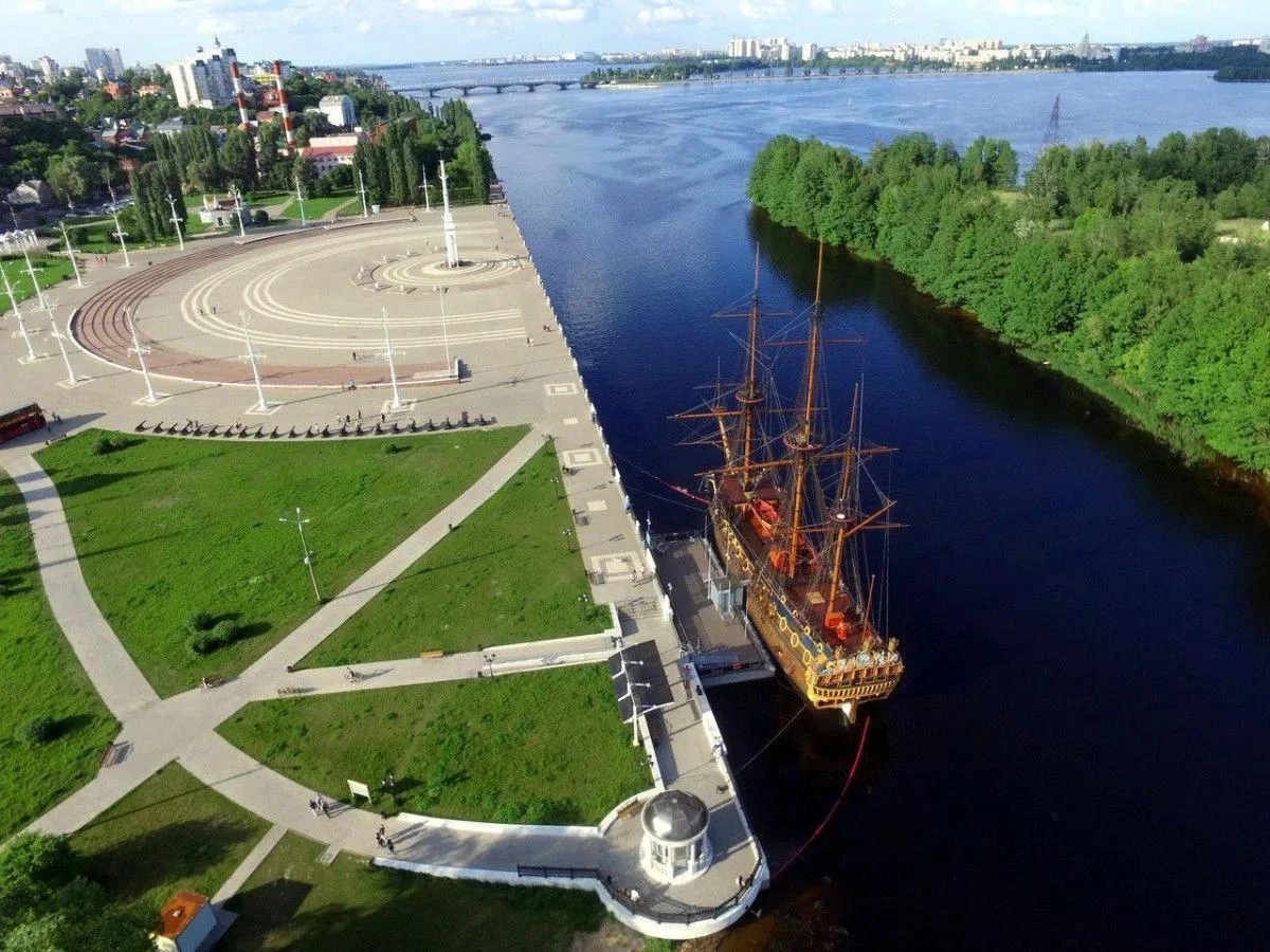 🌳 Площадь с живописными видами, ставшая одним из символов Воронежа