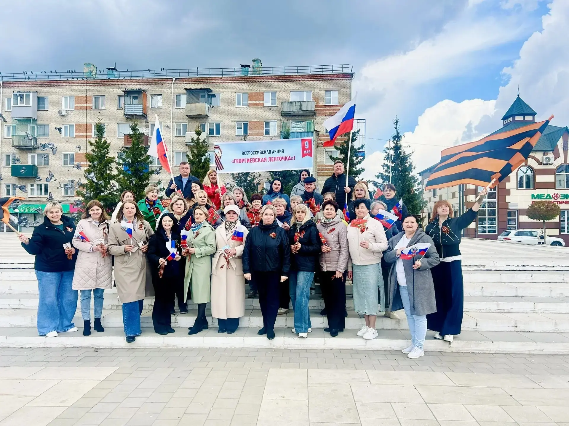 В преддверии Дня Победы острогожские работники культуры провели акцию "Георгиевская ленточка" в цент
