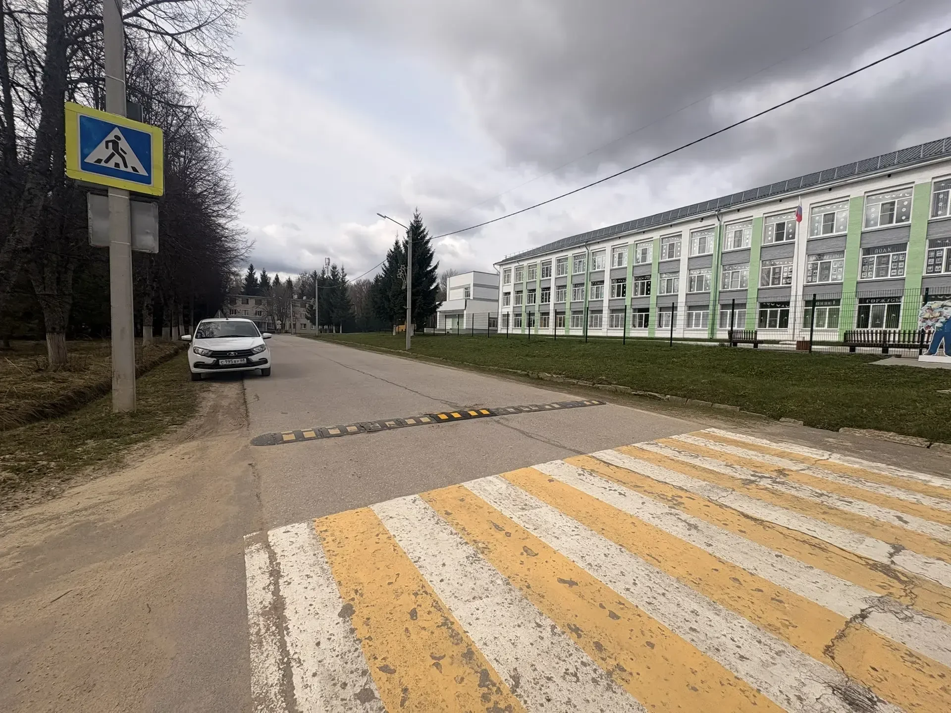 По программе благоустройство территории МО Славный подрядчиком заменены сломанные элементы принудите