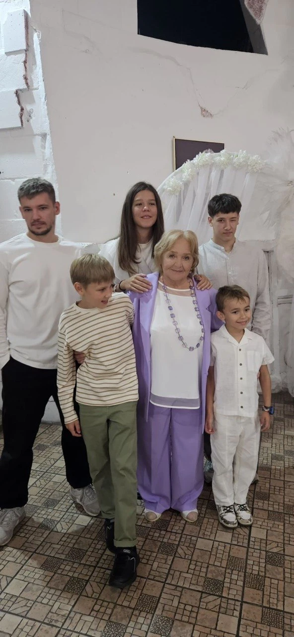 Сегодня День Рождения у моей мамули! На фото она со своими внуками😊