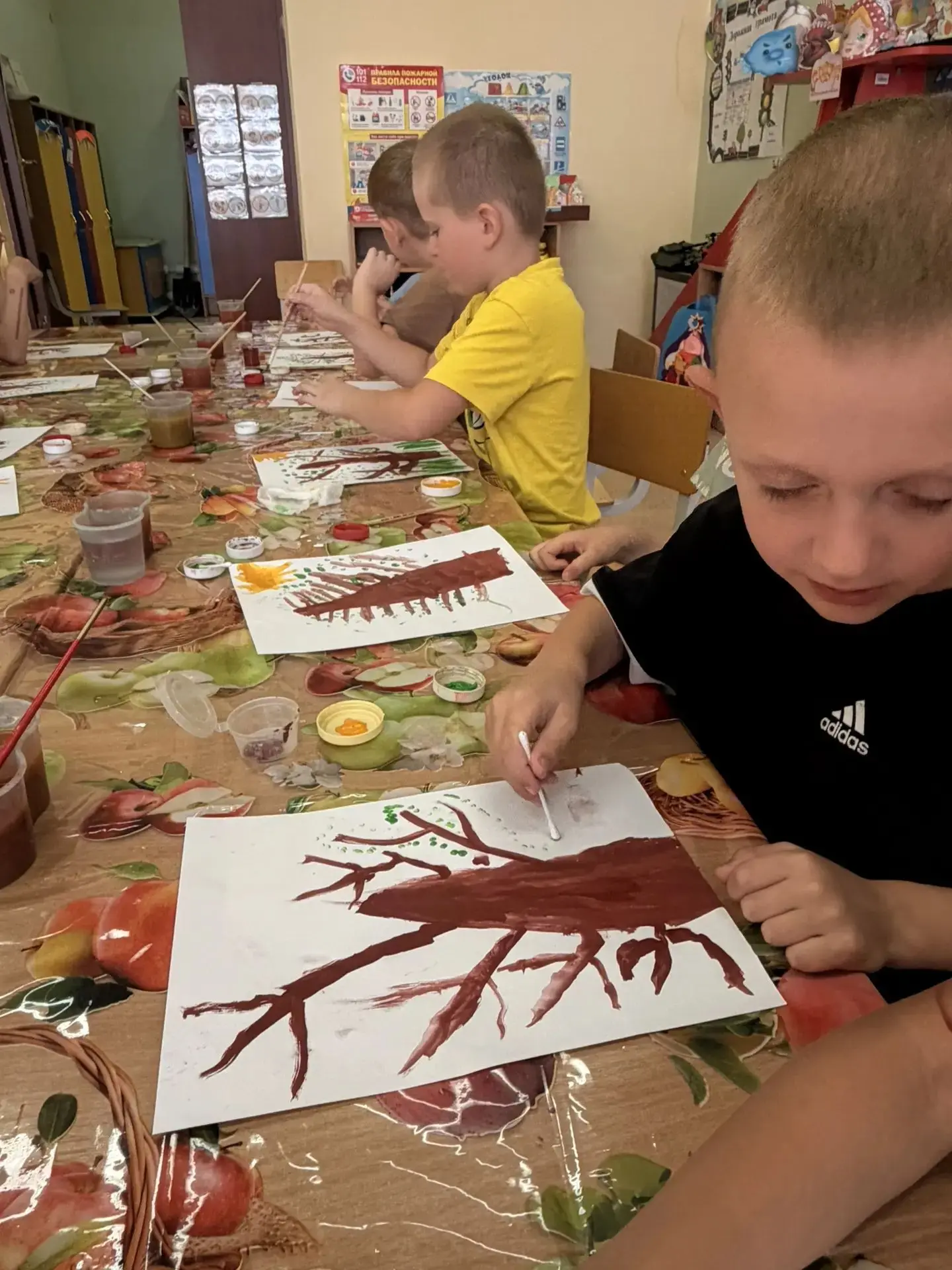 Вы только посмотрите какие чудесные деревья нарисовали ребята из старшей группы, подводя итоги темат