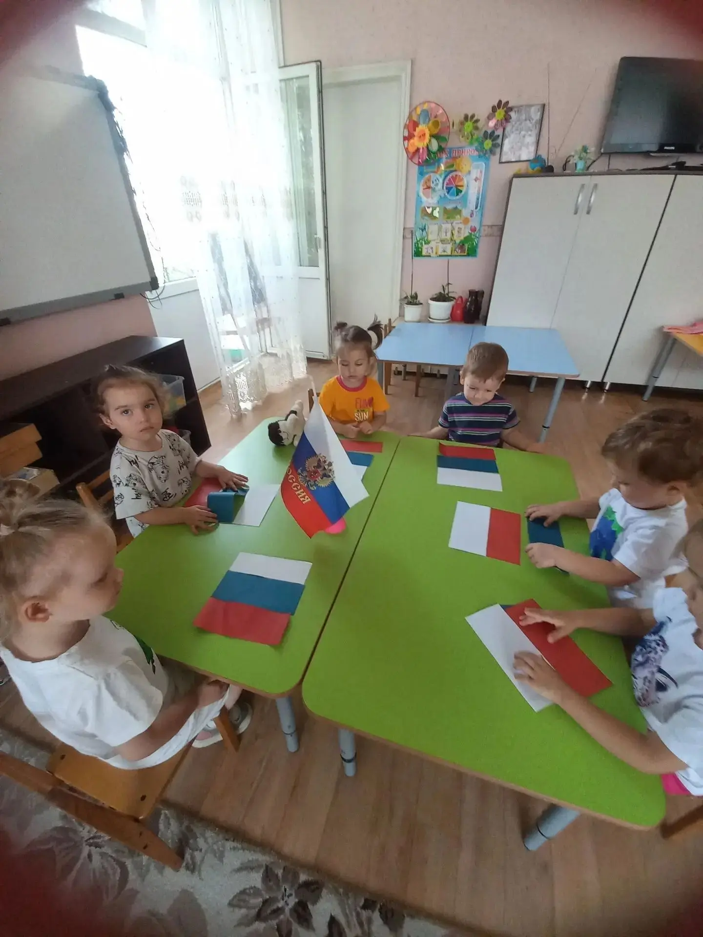 Три главных цвета России сегодня поселились в нашей ясельной группе!
