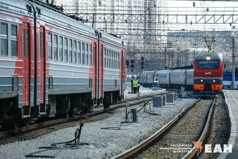 Почти сотню маленьких зацеперов и хулиганов сняли с поездов в Свердловской области