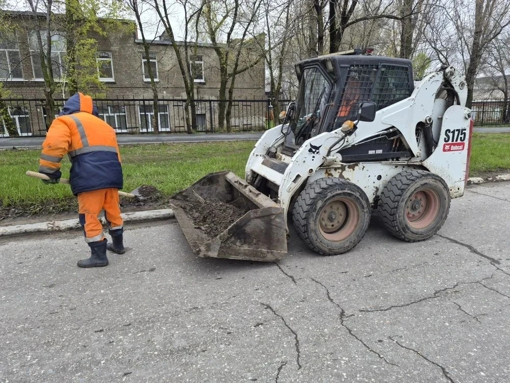 ✔️В Ленинском районе продолжаются мероприятия по благоустройству.  Осуществляются работы по механизи