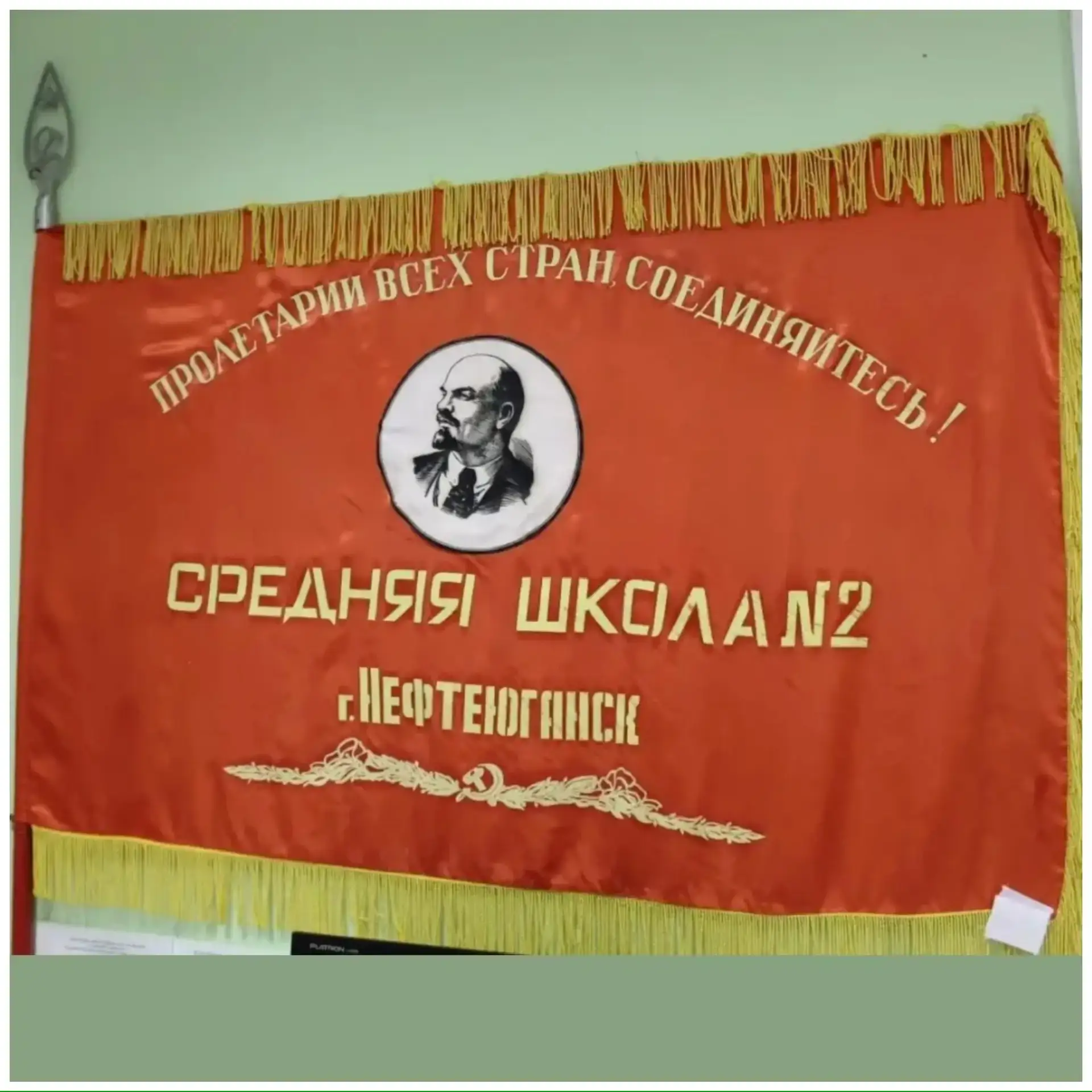 Школьное знамя — это не просто флаг на древке.  Это символ, который десятилетиями объединял учеников