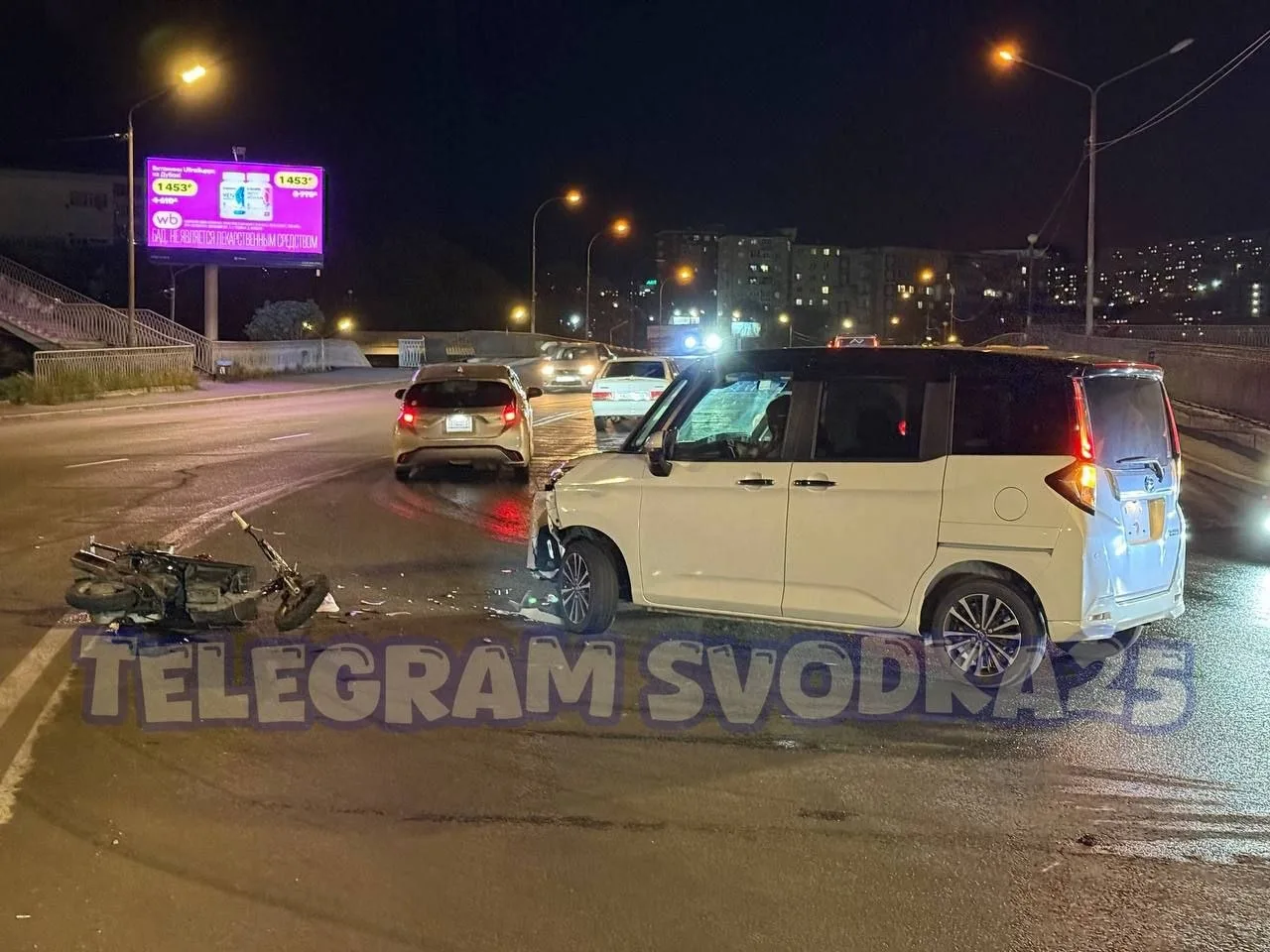 Во Владивостоке на Баляева подростки на мопеде удирали от Росгвардии — пролетели на кра...