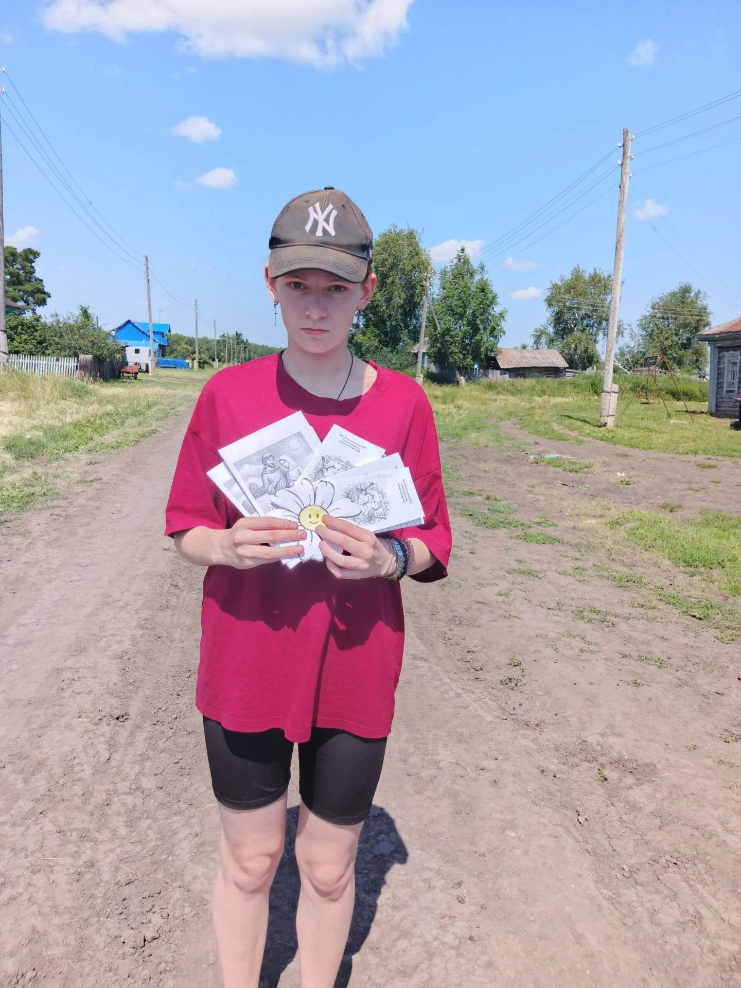 Александровская библиотека  провела уличную акцию – поздравление «Ромашка на счастье».
Поздравляя жи