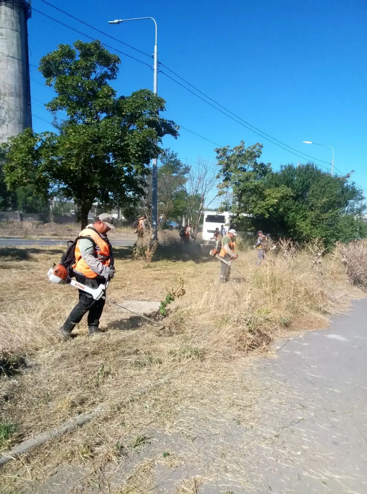 🌿 В городе продолжается активный покос травы!