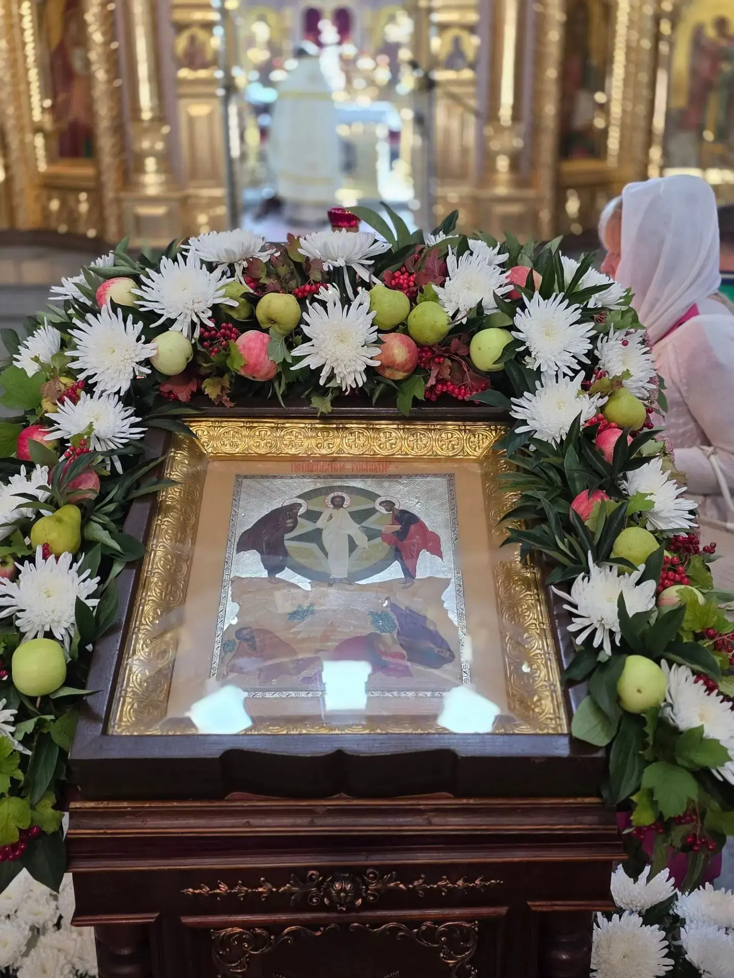 Каждый год 19 августа в храмах многолюдно: прихожане приносят корзины с яблоками, мёдом...