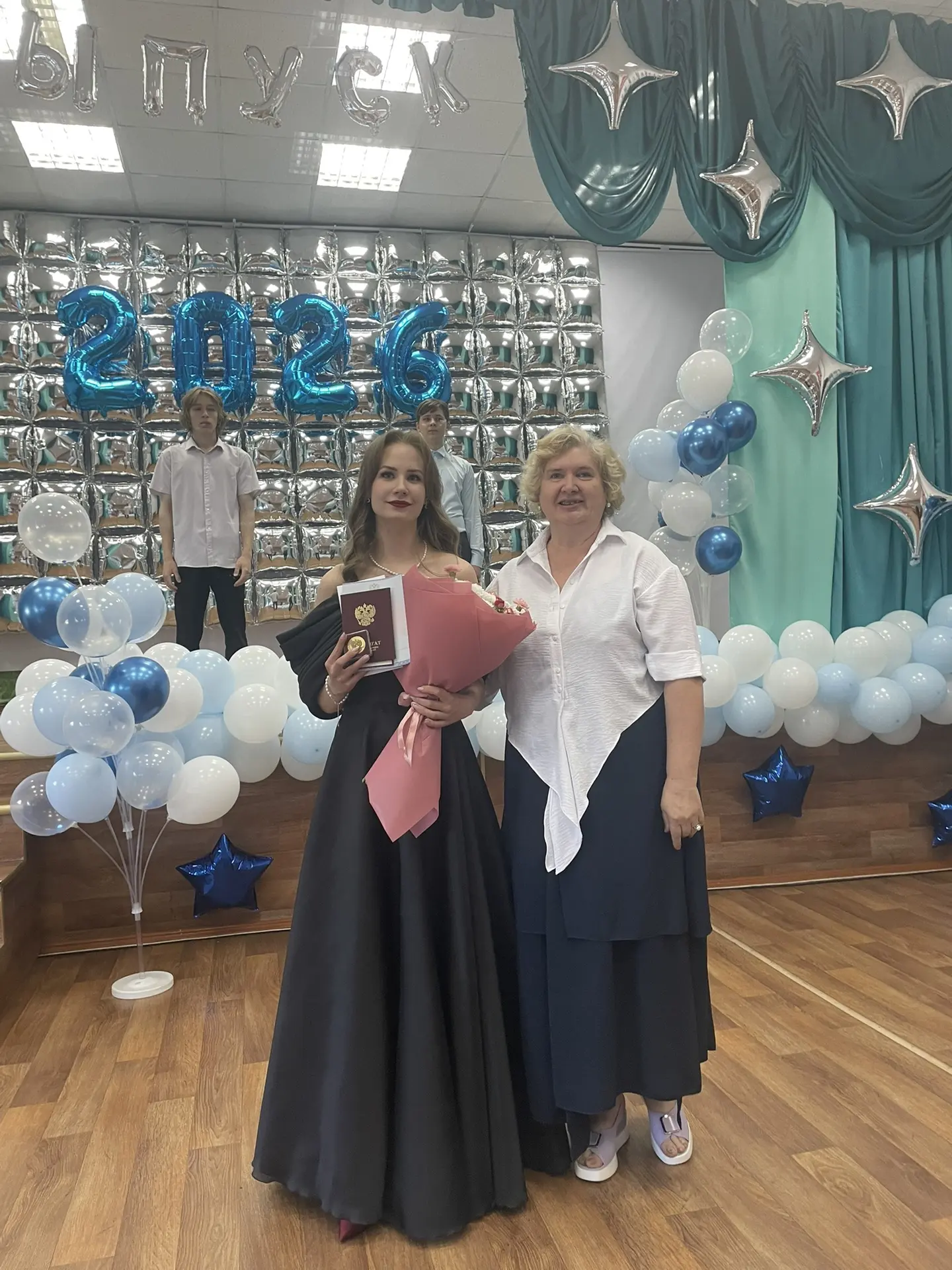 Наша выпускница Елхова Карина сегодня получила аттестат о среднем общем образовании с отличием и мед