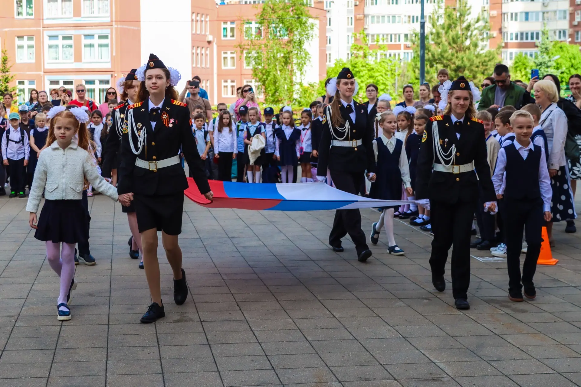 🇷🇺 Традиционное начало недели  ✨ Начинаем учебную неделю с торжественного поднятия флага, исполнения