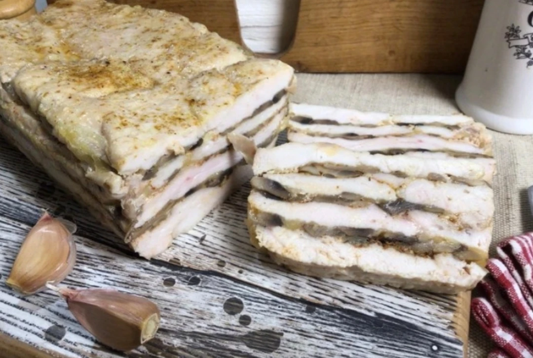 ЗАКУСКА ИЗ КУРИЦЫ С ГРИБАМИ

Ингредиенты:
 Куриная грудка - 900 гр
 Грибы - 300 гр
 Сыр - 50 гр
 Жел