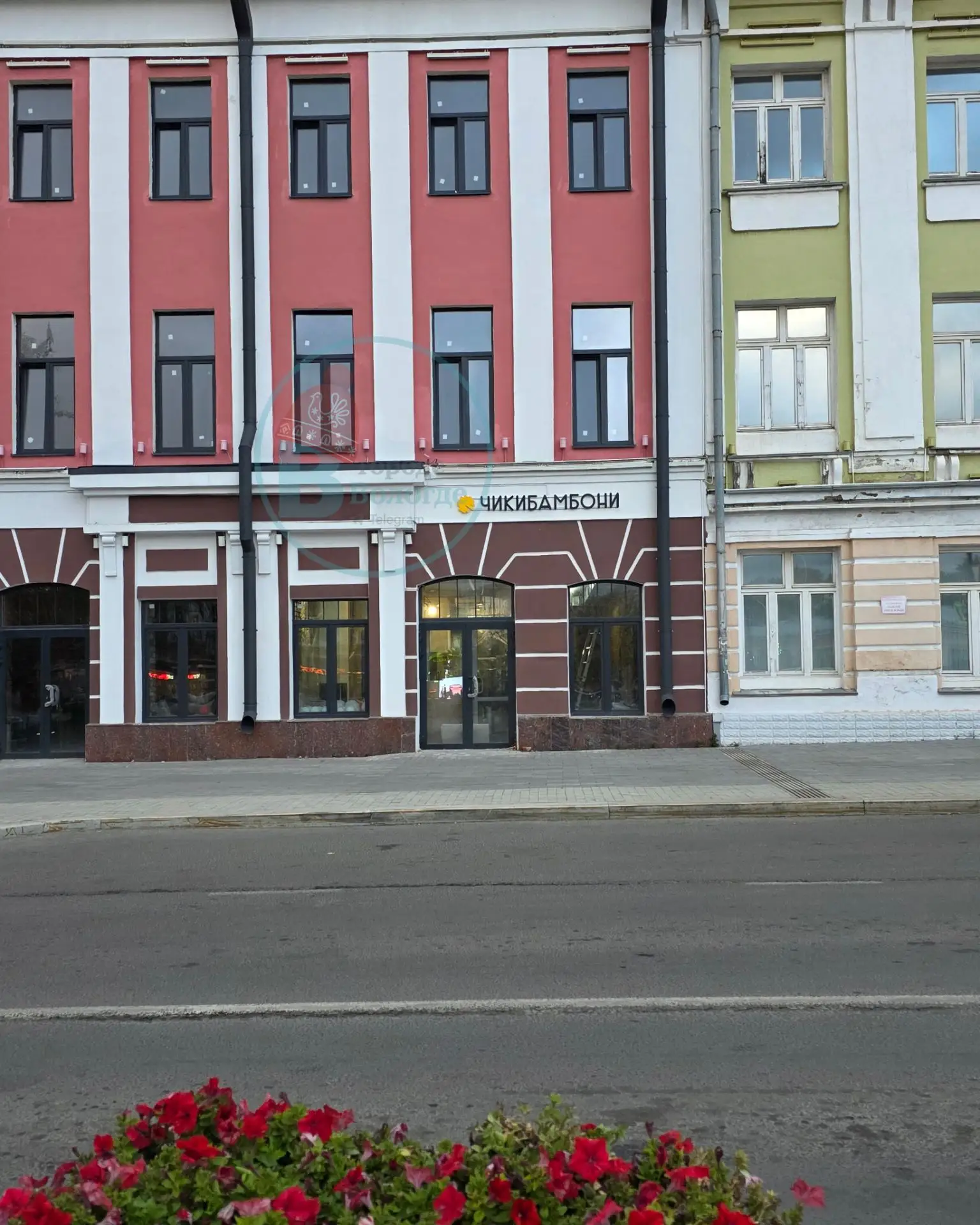 В бывшем ресторане "Север" на проспекте Победы откроется "Чикибамбони". Ремонт в здании...