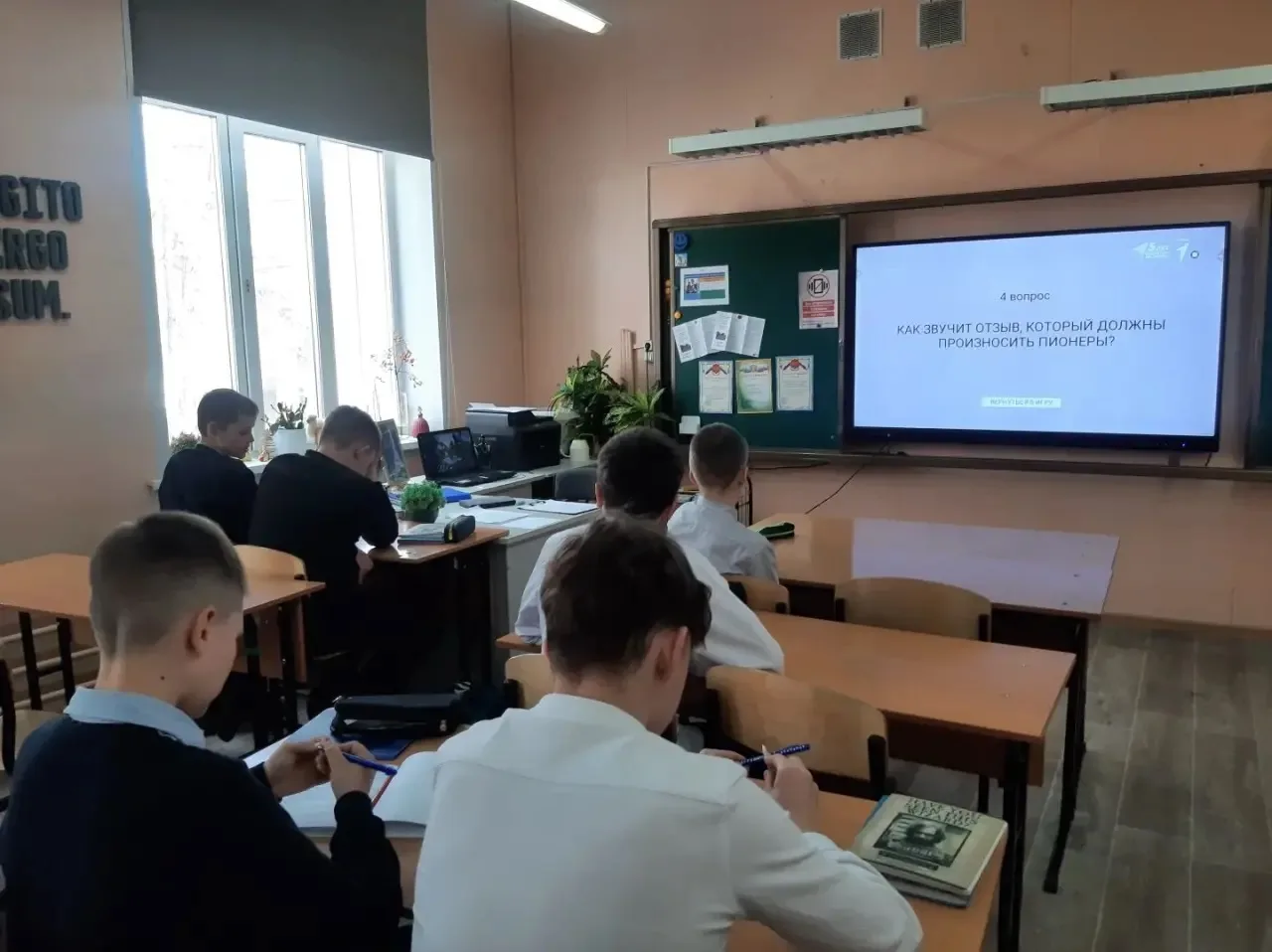 «Наследники пионерии»: как «Крестики-нолики» собрали историю и команду в одну клетку  В преддверии, 