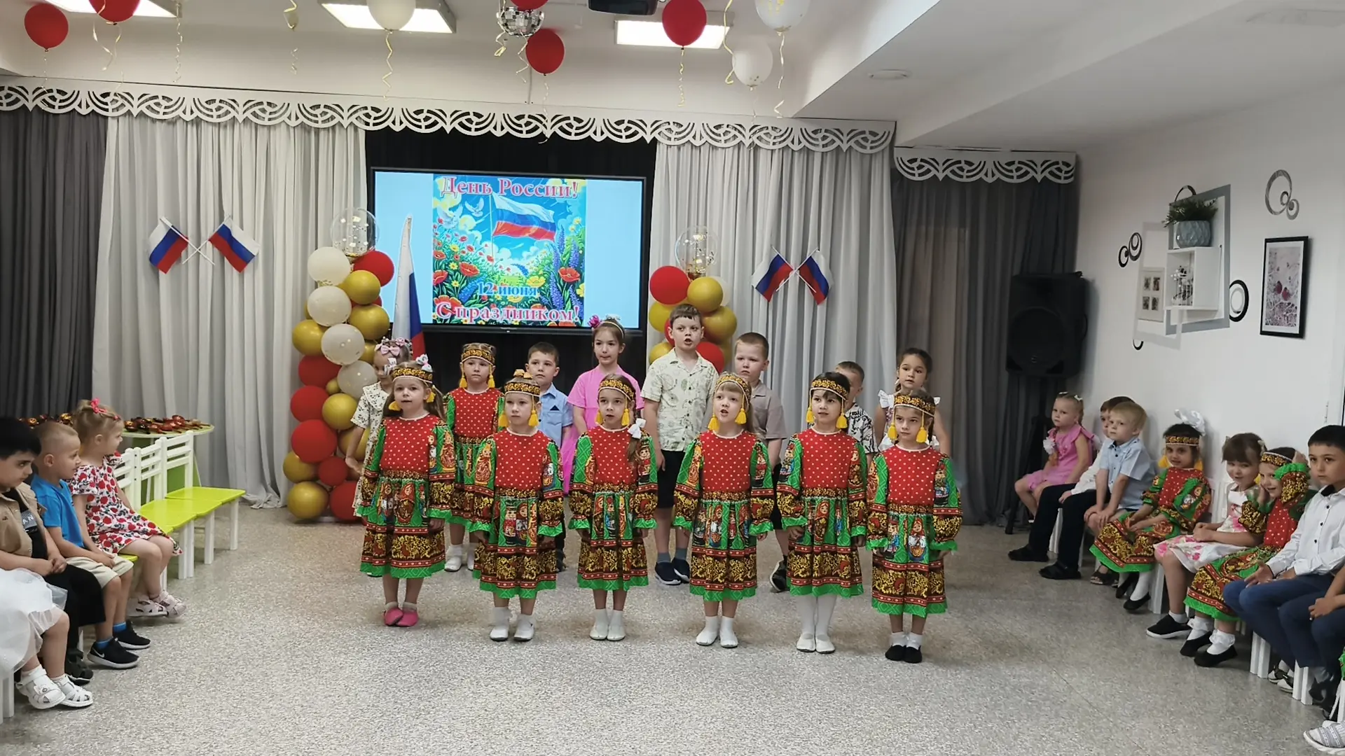 Сегодня в нашем детском саду прошёл большой праздничный концерт, посвящённый Дню нашей Родины. Атмос