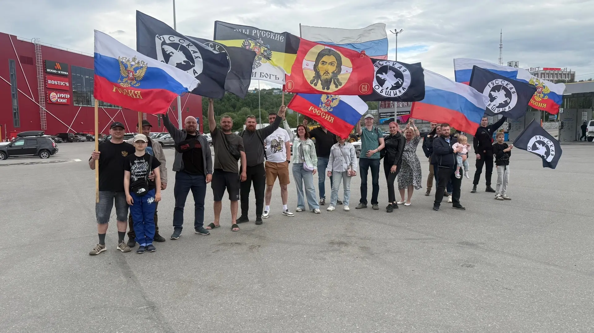 Русская община Мурманска провела патриотический автопробег в честь Дня России!🇷🇺

В День России пр