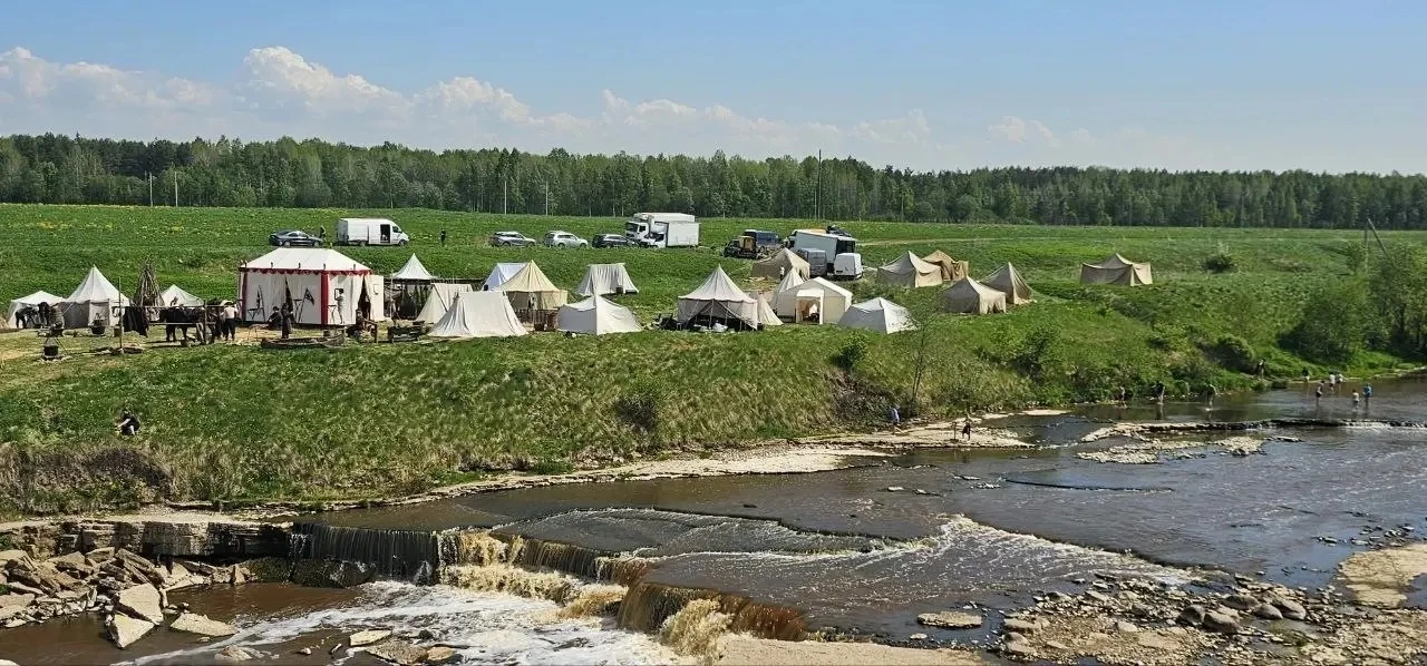 Съёмки "Капитанской дочки" проходят у водопадов в Саблино  На месте съёмок установили целую кучу дек