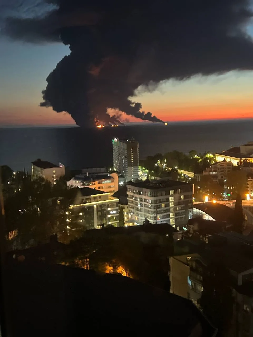 ❗️ 🔥 Пожар охватил танкер в акватории Черного моря возле Сочи.