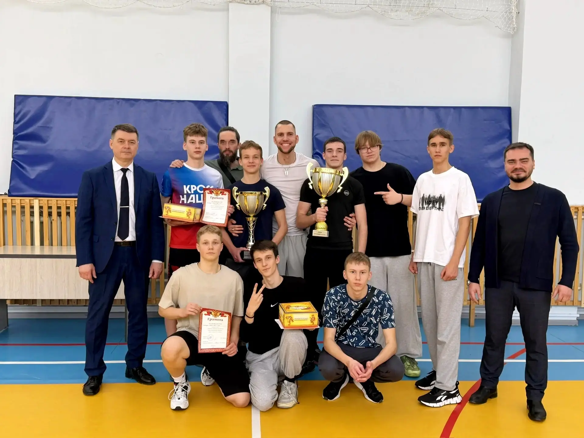ДЕТИ - УЧИТЕЛЯ - РОДИТЕЛИ #МАОУСОШ222 ✅  🏆Триумф на «Заельцовском защитнике»: наши команды привезли 