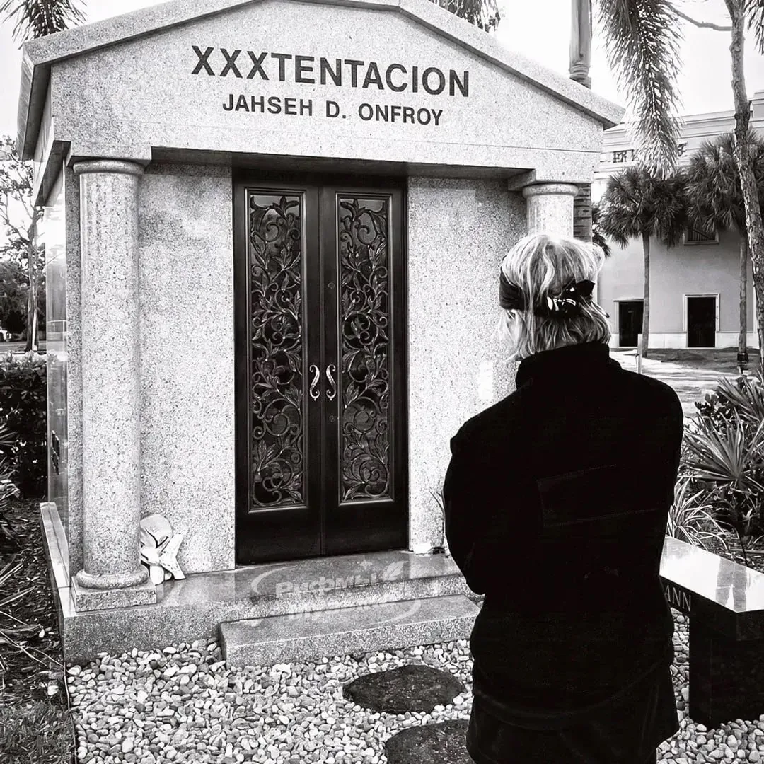 ⚡️ 2019 год, Pharaoh посещает склеп, в котором похоронен XXXtentacion, и делится этим в сторис. Икса