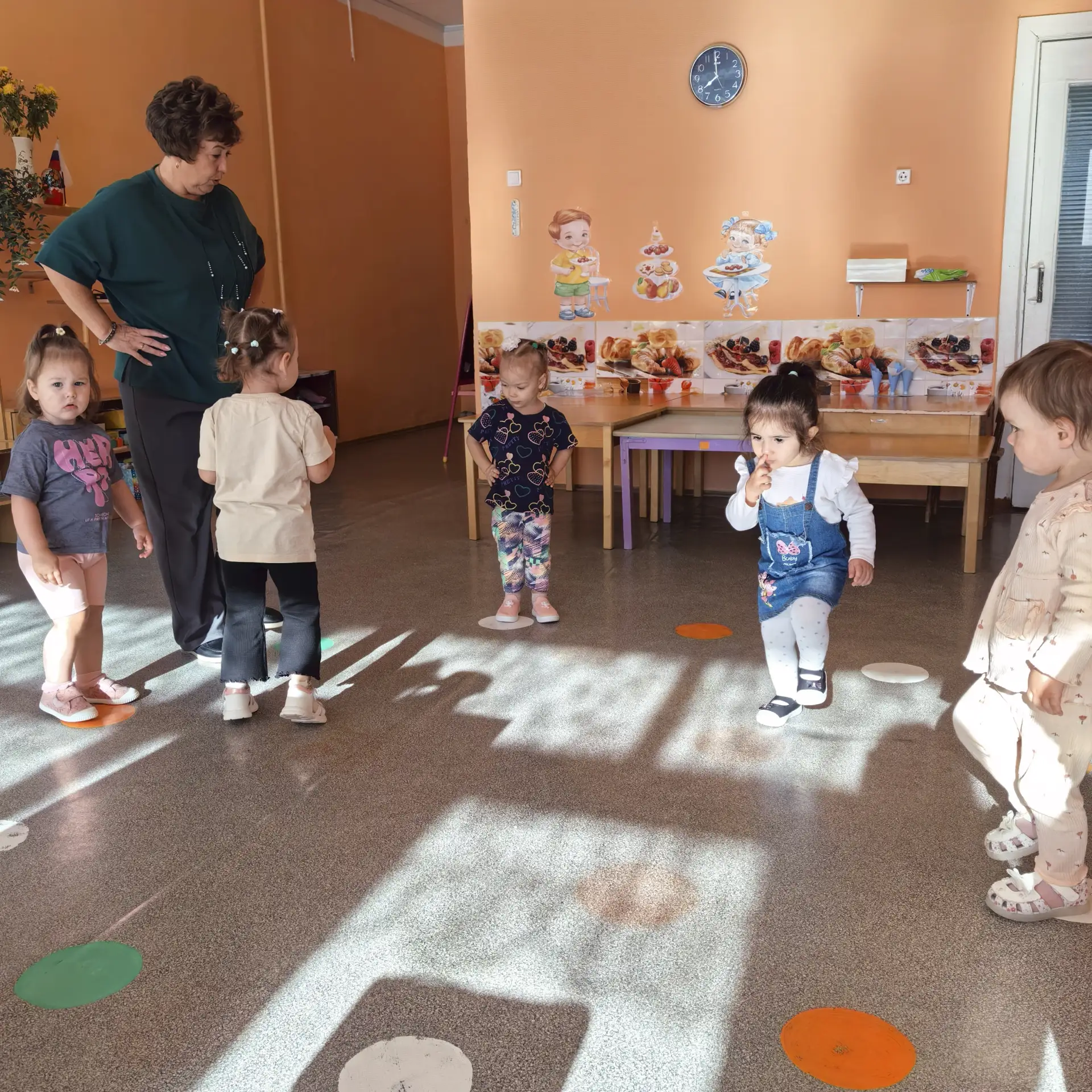 👫В группе «Малышок», которую посещают дети в возрасте от 1,5 до 3 лет, зарядка являетс...