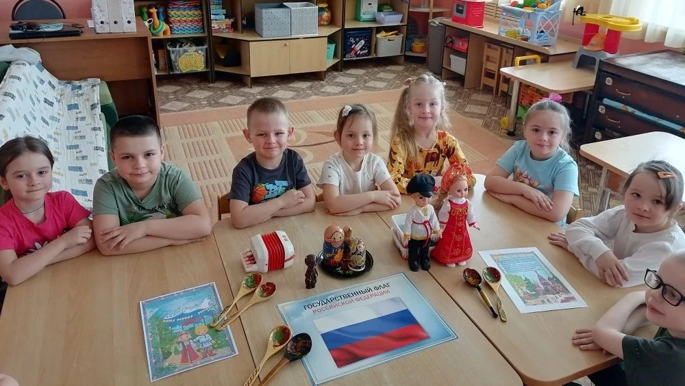 В старшей группе "Лучики" прошло занятие по ознакомлению с окружающим миром "Символы Ро...