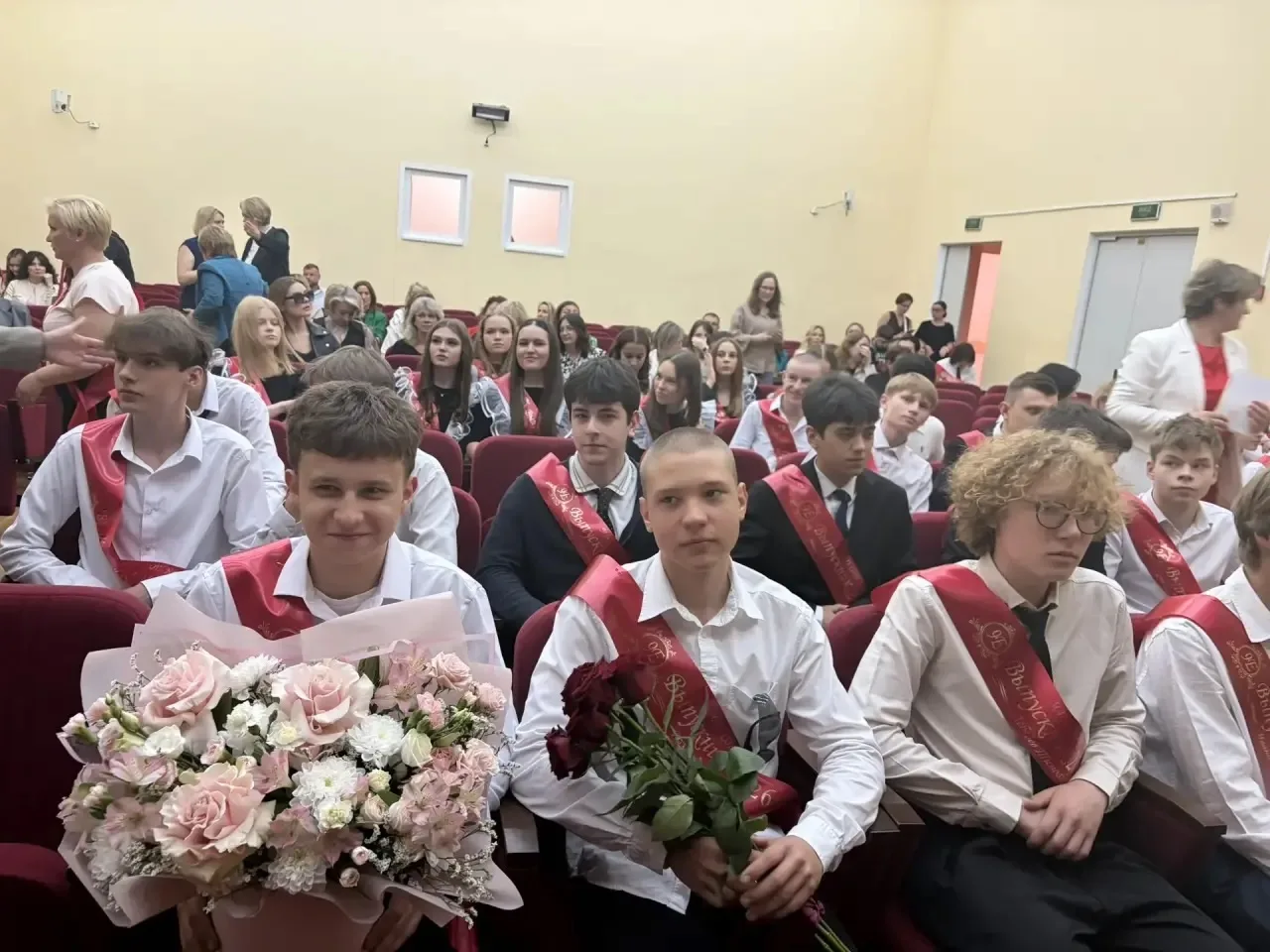 🔔 Последний звонок — старт в будущее!  Вчера в нашей школе прозвучал последний звонок для выпускнико